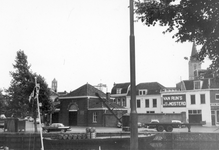 860291 Gezicht op de Nieuwe Kade in Wijk C te Utrecht van bij de Weerdsluis, met links het oude waaggebouwtje en rechts ...